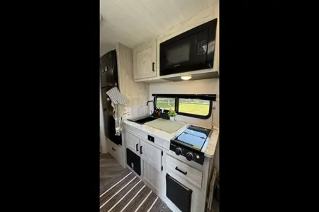 Miraflores' East to West Della terra le Travel Trailer