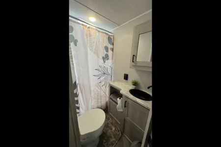 Miraflores' East to West Della terra le Travel Trailer
