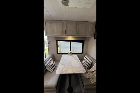 Miraflores' East to West Della terra le Travel Trailer