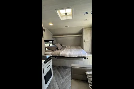 Miraflores' East to West Della terra le Travel Trailer