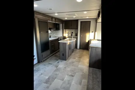 Cesar's Coleman Lantern 337BH Travel Trailer