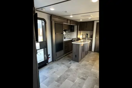 Cesar's Coleman Lantern 337BH Travel Trailer