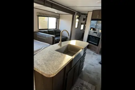 Cesar's Coleman Lantern 337BH Travel Trailer