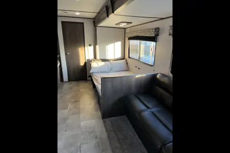 Cesar's Coleman Lantern 337BH Travel Trailer