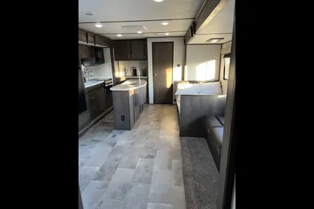 Cesar's Coleman Lantern 337BH Travel Trailer