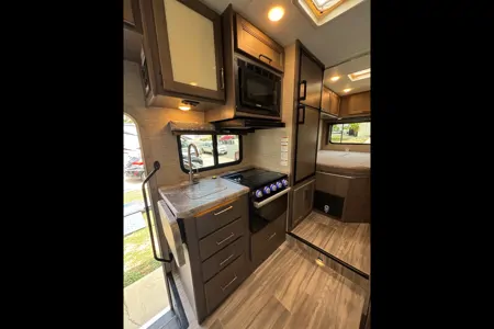 Beautiful 2024 Thor Four Wind 22e