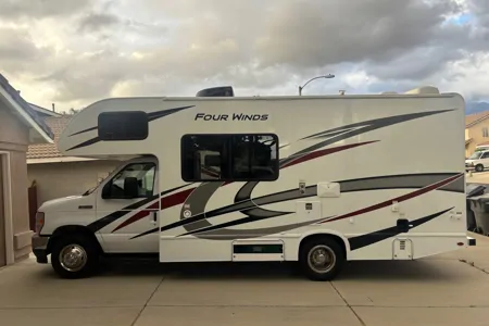 Beautiful 2024 Thor Four Wind 22e