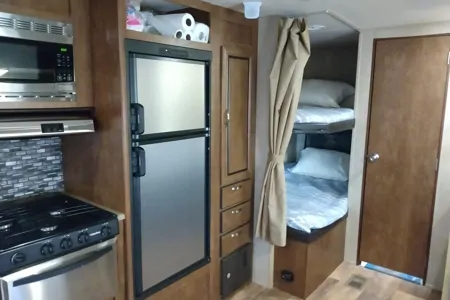 ROOMY 27 FOOT BUNK HOUSE! Delivery roundtrip