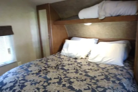 ROOMY 27 FOOT BUNK HOUSE! Delivery roundtrip