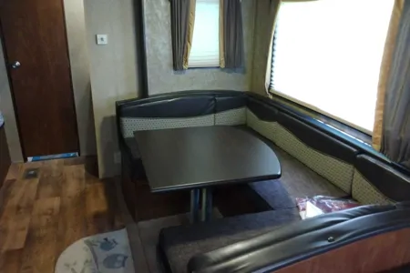 ROOMY 27 FOOT BUNK HOUSE! Delivery roundtrip