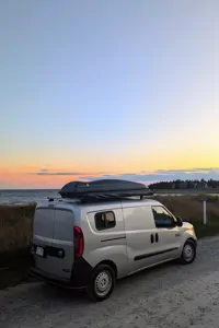 Sherbie — Mini-van aménagé | Va partout | 8L/100km | Batterie 4 jours
