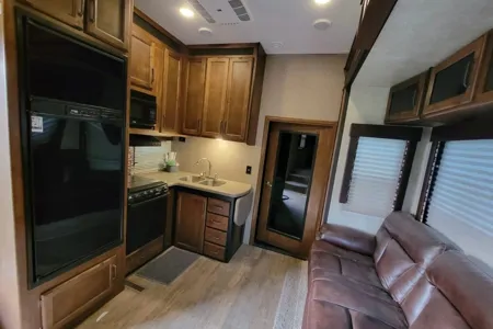 Ryan's Toy Hauler 10' Garage
