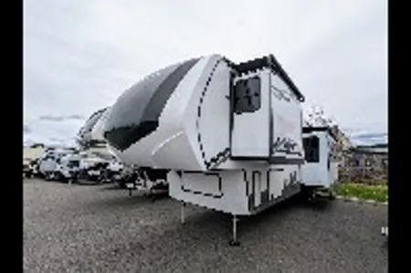Spacious, Stylish, Family-Friendly: Camping Comfort 5th Wheel