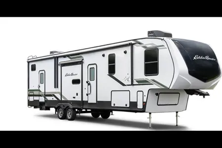 Spacious, Stylish, Family-Friendly: Camping Comfort 5th Wheel