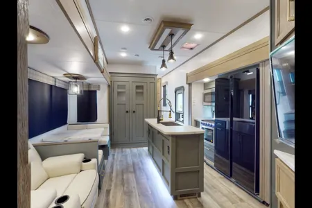 Spacious, Stylish, Family-Friendly: Camping Comfort 5th Wheel