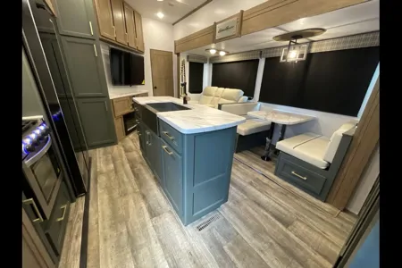 Spacious, Stylish, Family-Friendly: Camping Comfort 5th Wheel