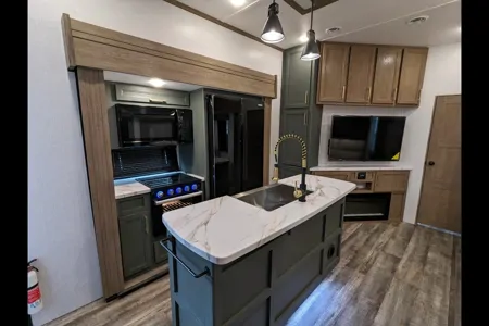 Spacious, Stylish, Family-Friendly: Camping Comfort 5th Wheel