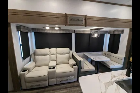 Spacious, Stylish, Family-Friendly: Camping Comfort 5th Wheel
