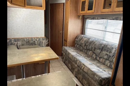 Fifth Wheel with rear bunks sleeps 8!