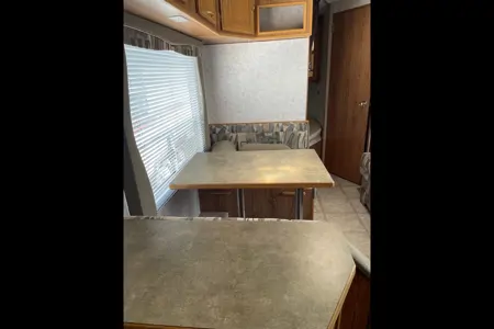 Fifth Wheel with rear bunks sleeps 8!