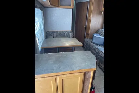 Fifth Wheel with rear bunks sleeps 8!