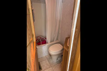Fifth Wheel with rear bunks sleeps 8!