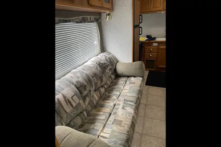 Fifth Wheel with rear bunks sleeps 8!