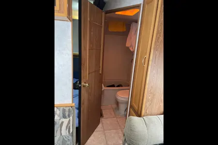 Fifth Wheel with rear bunks sleeps 8!