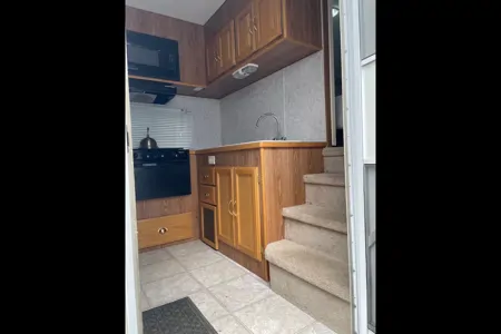 Fifth Wheel with rear bunks sleeps 8!