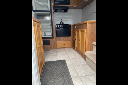 Fifth Wheel with rear bunks sleeps 8!