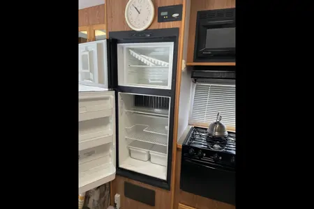 Fifth Wheel with rear bunks sleeps 8!