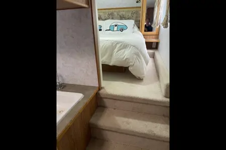 Fifth Wheel with rear bunks sleeps 8!