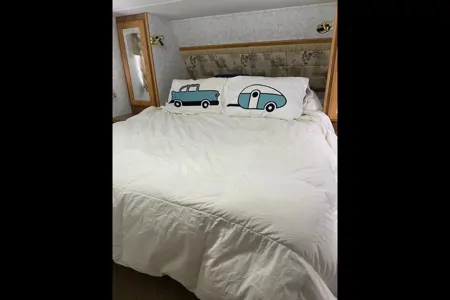 Fifth Wheel with rear bunks sleeps 8!