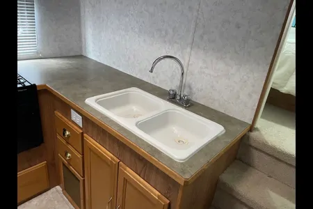 Fifth Wheel with rear bunks sleeps 8!
