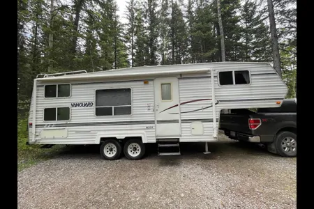 Fifth Wheel with rear bunks sleeps 8!