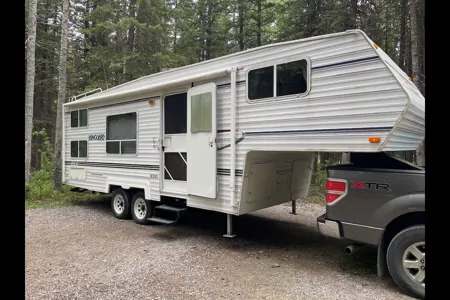 Fifth Wheel with rear bunks sleeps 8!