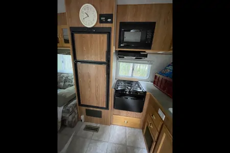 Fifth Wheel with rear bunks sleeps 8!