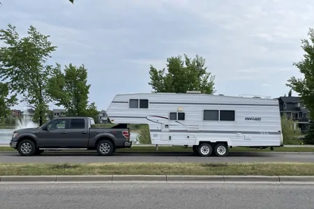 Fifth Wheel with rear bunks sleeps 8!