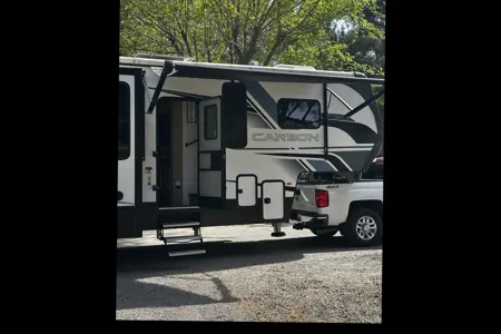 Liliana's Keystone Carbon Fifth Wheel