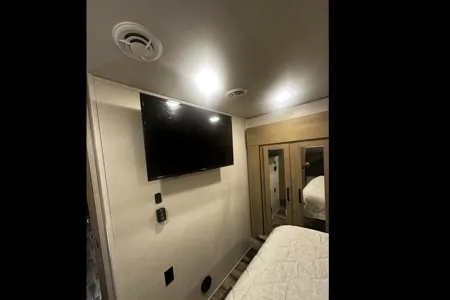 Liliana's Keystone Carbon Fifth Wheel