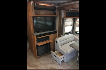 Goody's RV - Beautiful Fleetwood Bounder