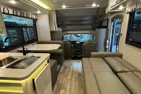 Travel in Comfort & Style: Carol’s Upscale Motor Home Awaits You!