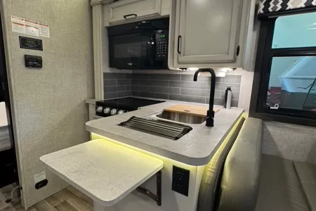 Travel in Comfort & Style: Carol’s Upscale Motor Home Awaits You!