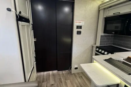 Travel in Comfort & Style: Carol’s Upscale Motor Home Awaits You!