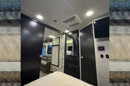 Travel in Comfort & Style: Carol’s Upscale Motor Home Awaits You!