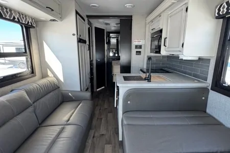 Travel in Comfort & Style: Carol’s Upscale Motor Home Awaits You!