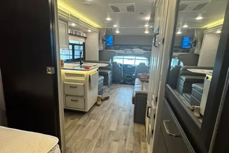 Travel in Comfort & Style: Carol’s Upscale Motor Home Awaits You!