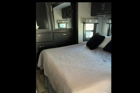 Travel in Comfort & Style: Carol’s Upscale Motor Home Awaits You!