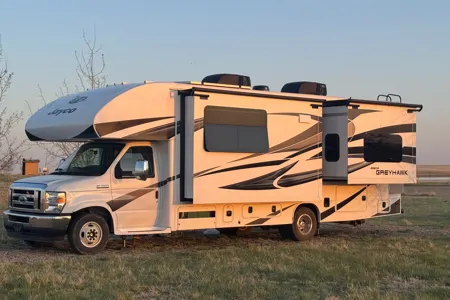 Travel in Comfort & Style: Carol’s Upscale Motor Home Awaits You!