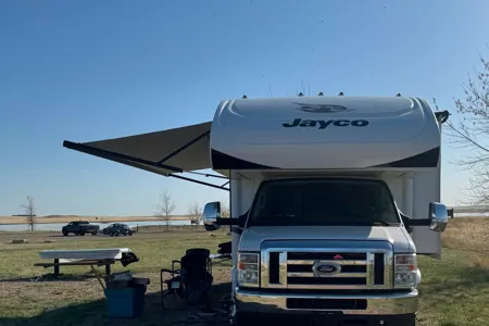 Travel in Comfort & Style: Carol’s Upscale Motor Home Awaits You!